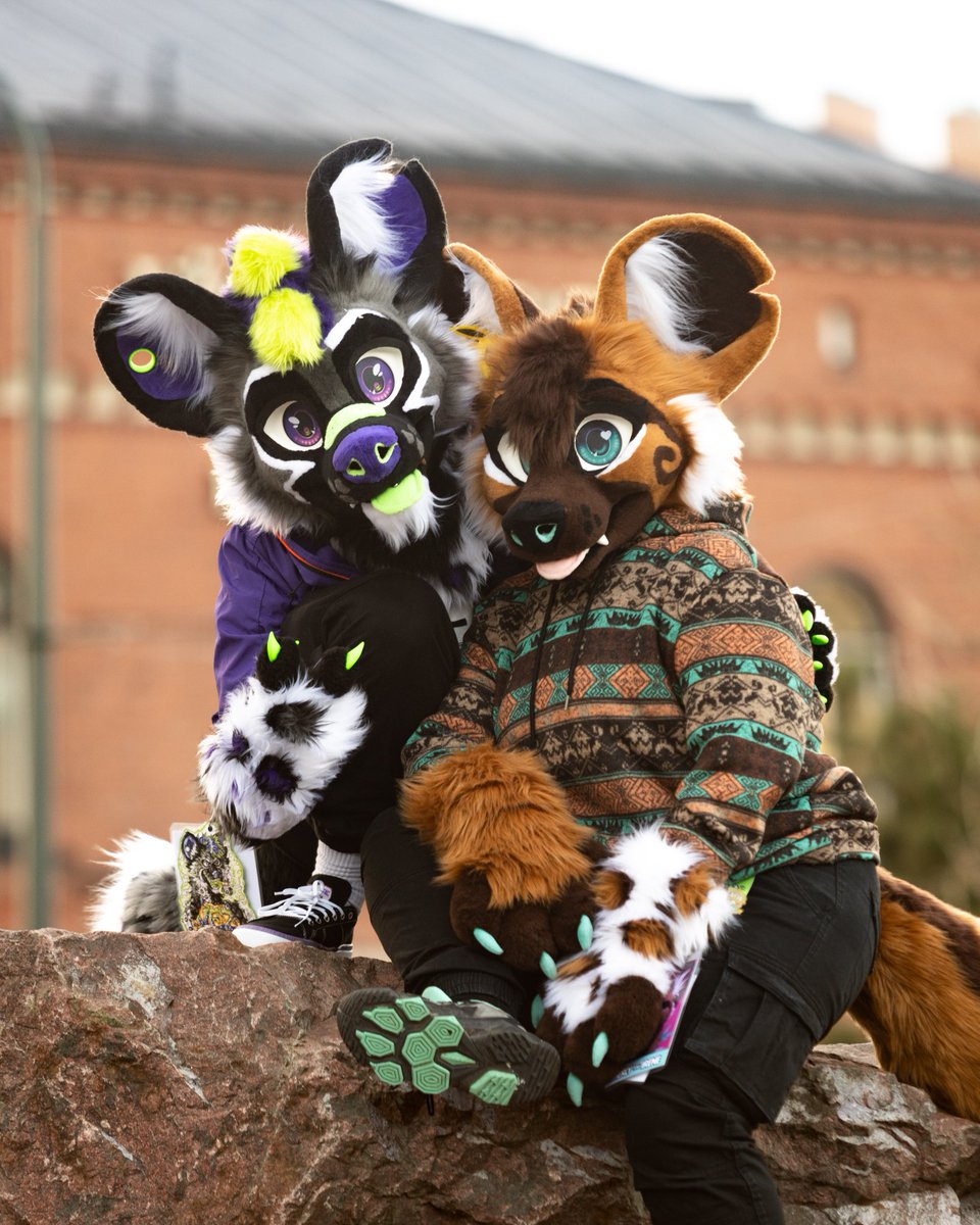 💜 two awd, double trouble!🧡

📸 @Aaron_Yeen
🧵 @StuffedTailsFur 
At @NordicFuzzCon #NFC24
#awd #furrycouple #fursuit #FursuitFriday