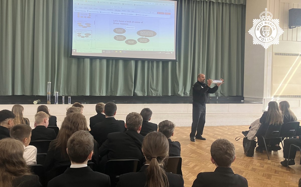 #OpSceptre | Earlier this week Youth Engagement PCSO Simon Gallagher visited @Woodrushhigh, Wythall. He gave a presentation and talked with approximately 720 students around the dangers of knife crime and how to report concerns the students may have.

#STOPKNIFECRIME