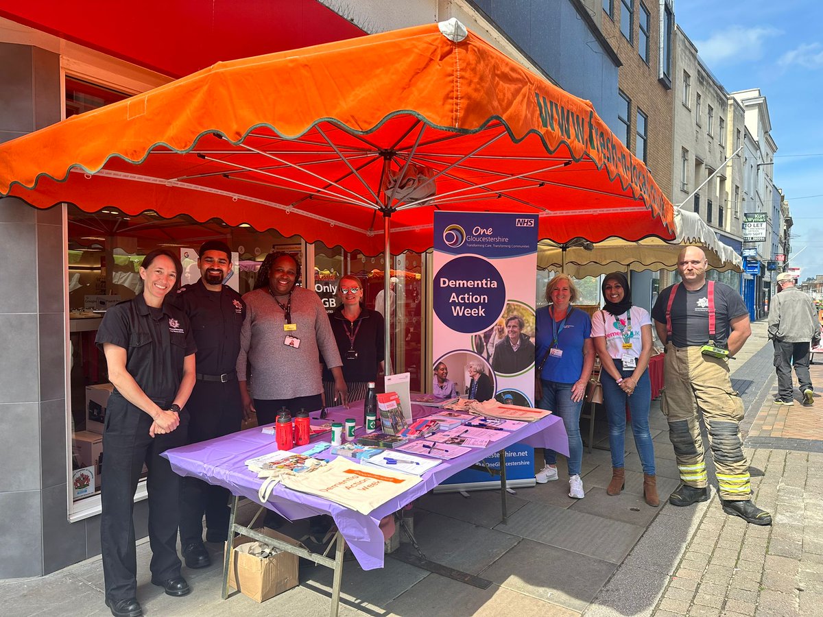 Joined by our lovely colleagues from @Glosfire continuing to raise awareness about dementia 
@alzheimerssoc @DementiaUK @gloshospitals @One_Glos