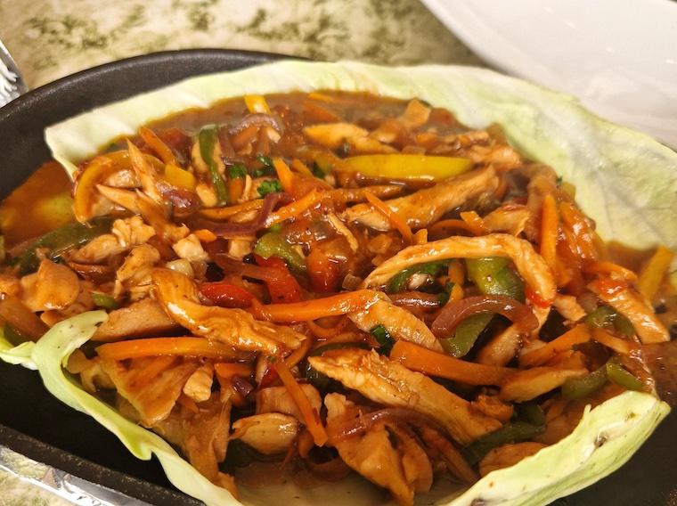 #DIneOut: Cakely by Asha Batenga will leave you feeling all cheery. Chicken Fajita Sizzler is grilled chicken strips fused with onion, bell peppers, carrots, seated on the bed of raw cabbage leaves with scallions & salsa condiment giving  it a base taste observer.ug/index.php/life…