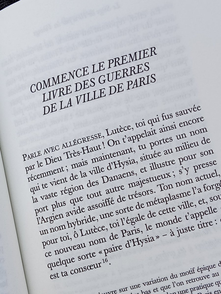 #vendredilecture en 885, Lutèce est assiégée par une armée scandinave. Abbon, moine de St-Germain-des-Près, assiste au siège et en rédige ensuite une petite histoire, sur le modèle des épopées antiques...
 Une belle traduction publiée récemment chez @Anacharsis_Edit !