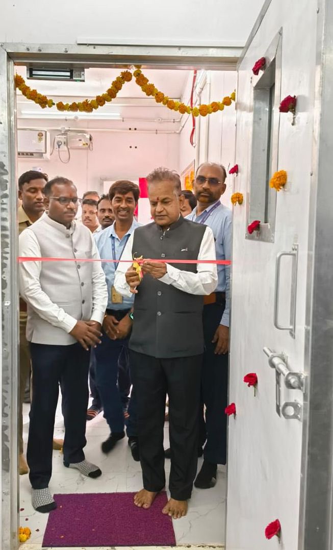 AAI_Official's tweet photo. #AAI’s #KalaburagiAirport @aaikalairport has marked a landmark achievement with the inauguration of the eagerly awaited Instrument Landing System #ILS facility. This pivotal development will significantly amplify the Air Navigation Services and Operational Efficiency of the airport, ensuring safe Aircraft Operations even in adverse weather conditions.

This ₹12.12 Crores Category-1 #ILS is a precision Radio Navigation System which will provide essential guidance to aircraft for landing approaches even in night, rain and low cloud cover times. This salient development by #AAI is poised to increase flight operations at #KalaburagiAirport, fostering strengthened connectivity and driving economic growth throughout the region.