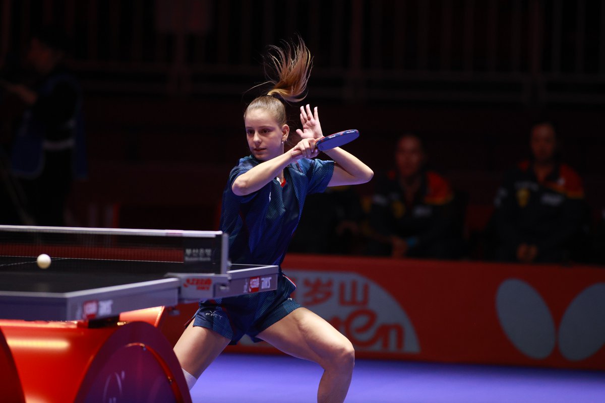 Joyeux anniversaire Charlotte ! 😍 Médaillée de bronze aux championnats du monde par équipes en février dernier, Charlotte Lutz fête aujourd'hui ses 1️⃣9️⃣ ans. #TeamFrance 🇫🇷