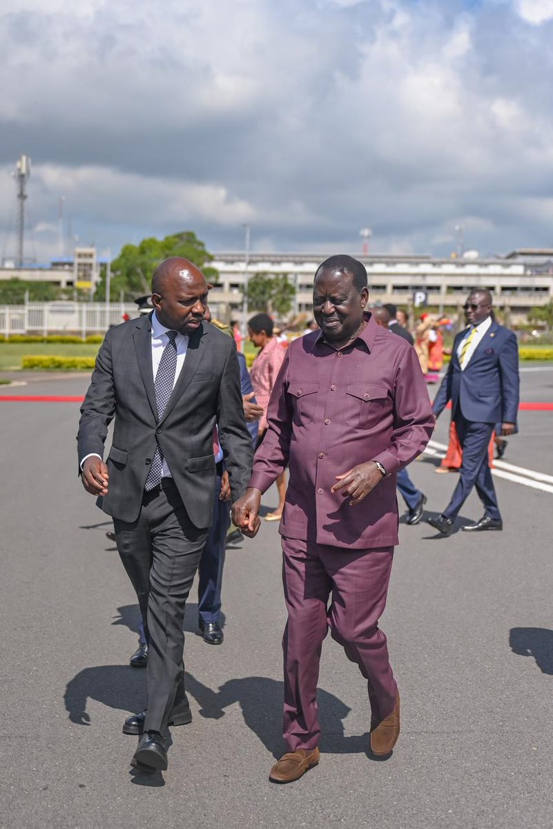 It was a pleasure meeting my friend, the former Prime Minister Rt. Hon @RailaOdinga, as we saw off Uganda's President HE Yoweri Museveni at the airport. We had a brief consultation on national matters, including infrastructure and regional transport connectivity. I also wished