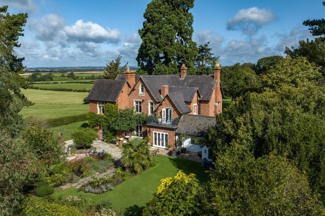 #Pebworth Pebworth Manor is a fine, beautifully restored #Victorianmanor with exceptional views, fine gardens, #paddock, the Coach House and Stable Barn. New to the market with #JacksonStops #ChippingCampden with a guide price of £3,300,000. jackson-stops.co.uk/properties/191…