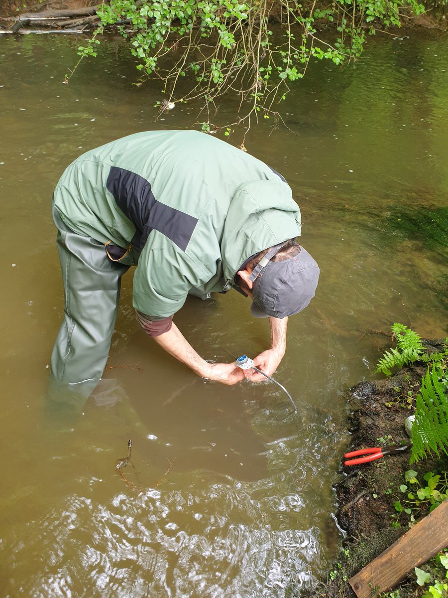 yuna_legouef's tweet image. Yesterday we went to install temperature sensors to measure the microclimate in the riparian forests with @EkoLogIt, @f_spicher and Lucile !🌡💧🌳