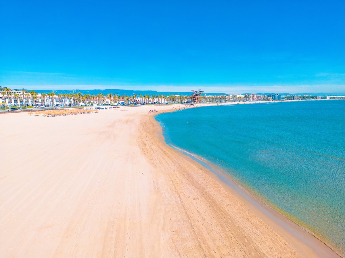 🏖️ La platja de La Pineda compta amb tres quilòmetres de sorra fina i daurada. El seu passeig marítim és un dels espais públics urbans oberts al mar més grans de la #CostaDaurada.

👉 tuit.cat/OwYqp

📸 Millennials Films

@lapinedaplatja