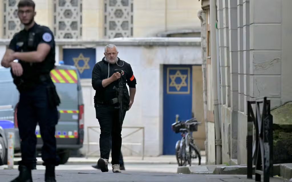 #SONDAKİKA 🚨 Fransız polisi, Rouen şehrinde bir sinagogu ateşe vermeye çalışan bıçaklı bir adamı vurarak öldürdü.
