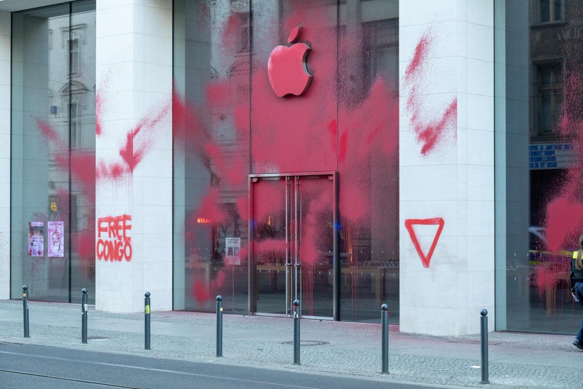 +++ Heute @Apple Store in Berlin ++++ Mitglieder verschiedener Klimagerechtigkeitsgruppen haben die Fenster mit Farbe beworfen und Poster angeklebt. Warum? 🧵👇🏻 #KeepEyesOnCongo #NoCongoNoPhone #FreeCongo #BreakTheSilence