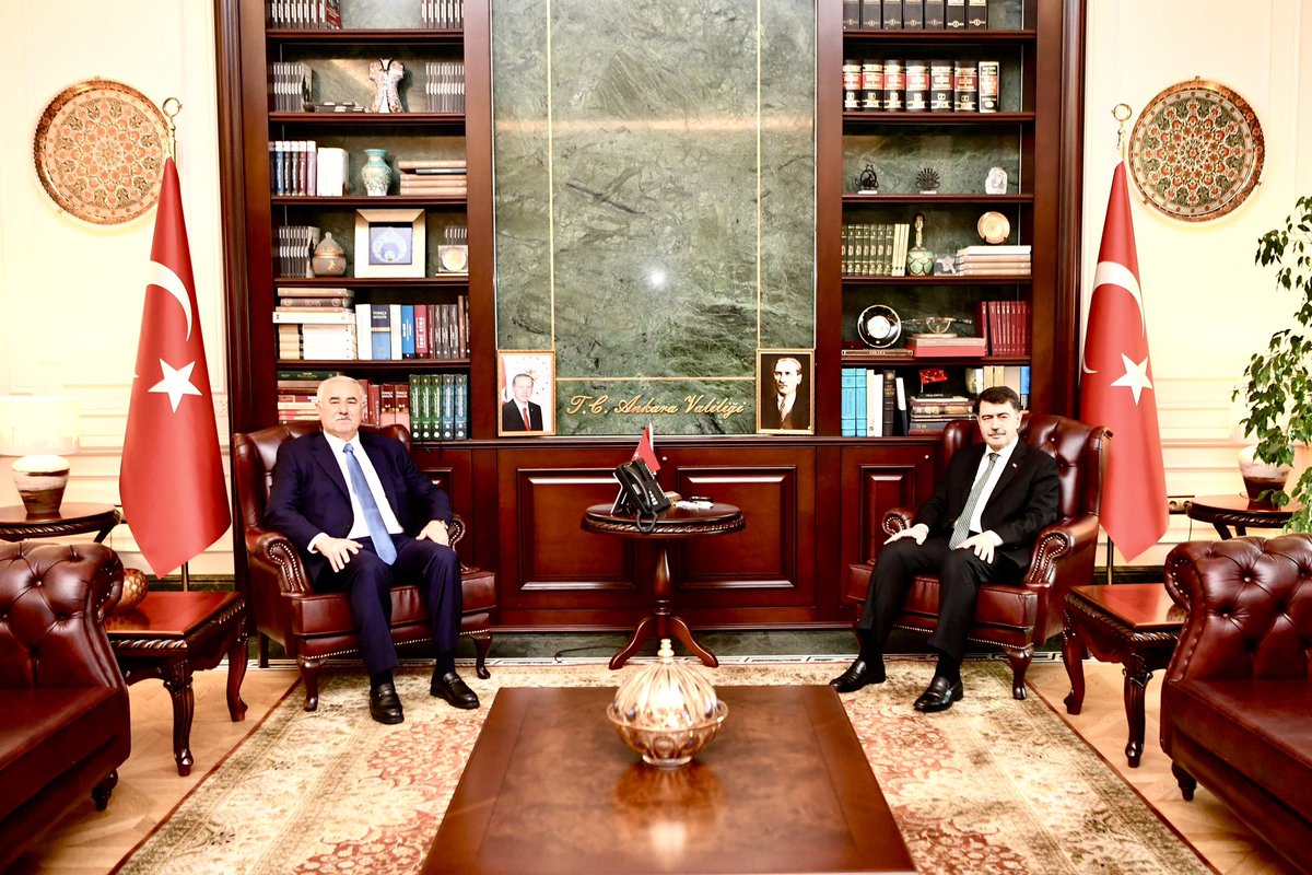 Yargıtay Onursal Başkanı Mehmet Akarca, Vali Vasip Şahin’e veda ziyaretinde bulundu.