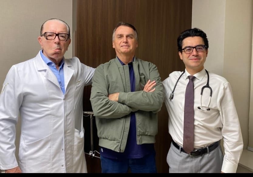 O Presidente ⁦@jairbolsonaro⁩ teve alta médica depois de 12 dias de internação em SP, já está a caminho de sua casa em Brasília. Obrigado aos médicos Dr Macedo e Dr Leandro bem como as respectivas equipes e enfermagem pelo tratamento impecável junto ao Presidente.