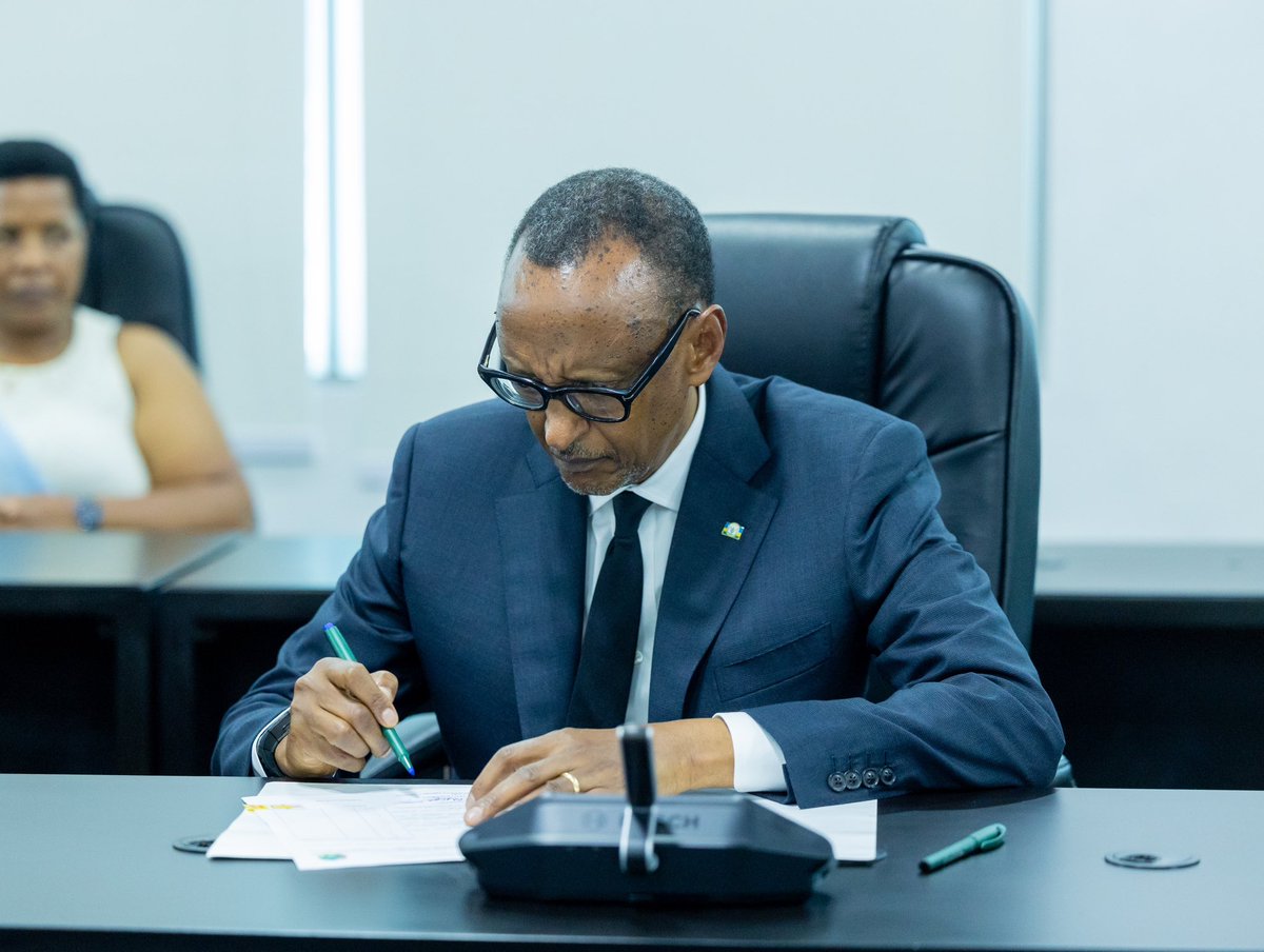 RwandaElections's tweet photo. Komisiyo y’Igihugu y’Amatora yakiriye Kandidatire ya Paul Kagame, umukandida wa FPR-Inkotanyi ku mwanya wa Perezida wa Repubulika. #AmatoraMuMucyo https://t.co/6vDnHFu7pU
