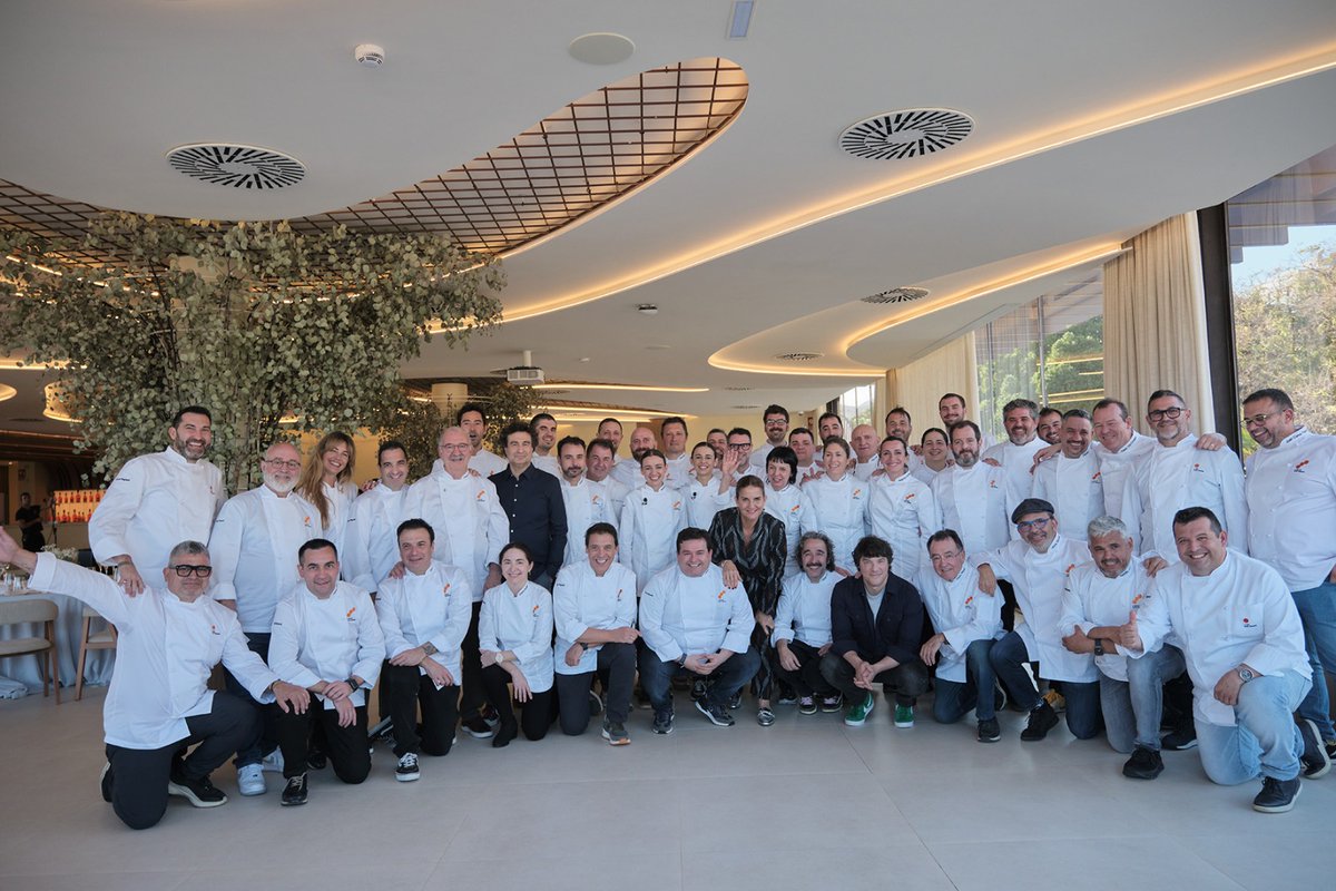 El lunes #MasterChef cocinará para los grandes chefs nacionales en Cartagena. Además, junto a sus familiares o parejas, los aspirantes elaborarán aperitivos, ¡y veremos a @Pepe_elBohio cocinar con su hijo! rtve.es/n/16107715