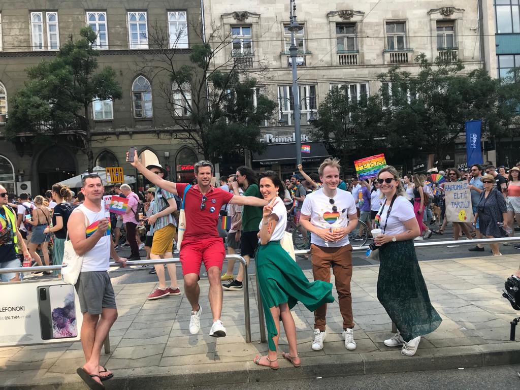 Aujourd’hui, c’est la Journée mondiale contre l’homophobie. Partout en 🇪🇺 et au-delà, la liberté doit vaincre. Aimer n’est pas un crime. Nous l’avons dit à la Pride de Budapest il y a trois ans, et je le redis aujourd’hui, nous serons toujours du côté de l’amour ! ♥️

#LoveIsLove