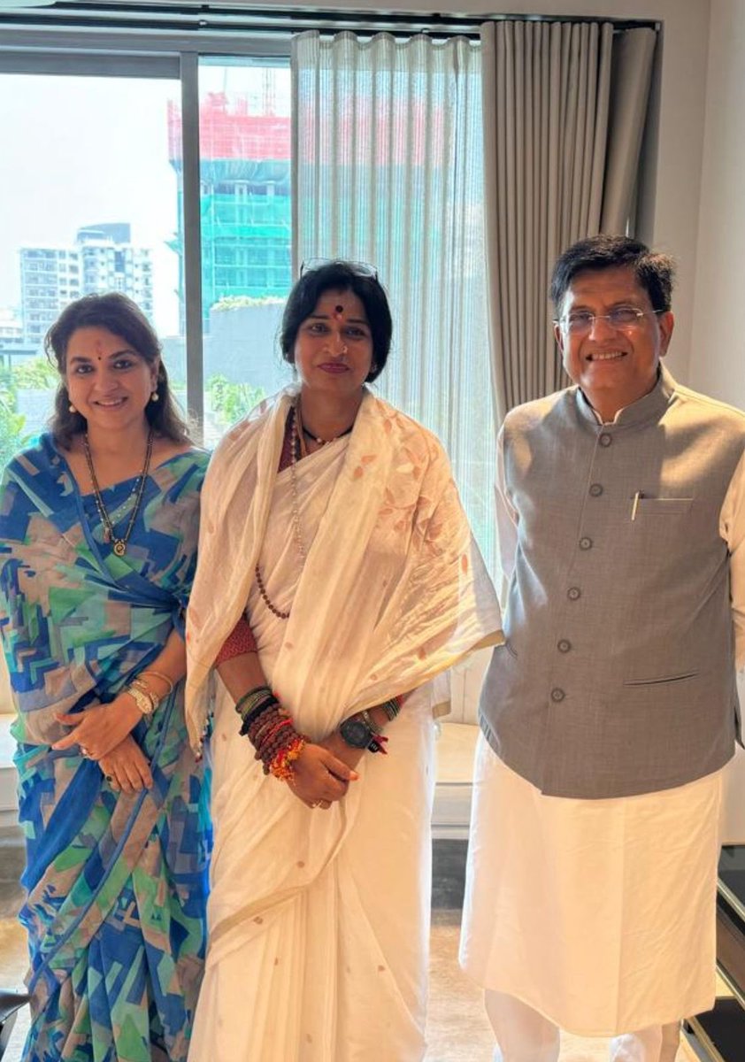 Delighted to meet our esteemed Minister of Commerce & Industry and North Mumbai's @BJP4Maharashtra candidate, Shri @PiyushGoyal ji, in Mumbai. North Mumbai will undoubtedly secure a historic victory, driving the vision of a Viksit Bharat.