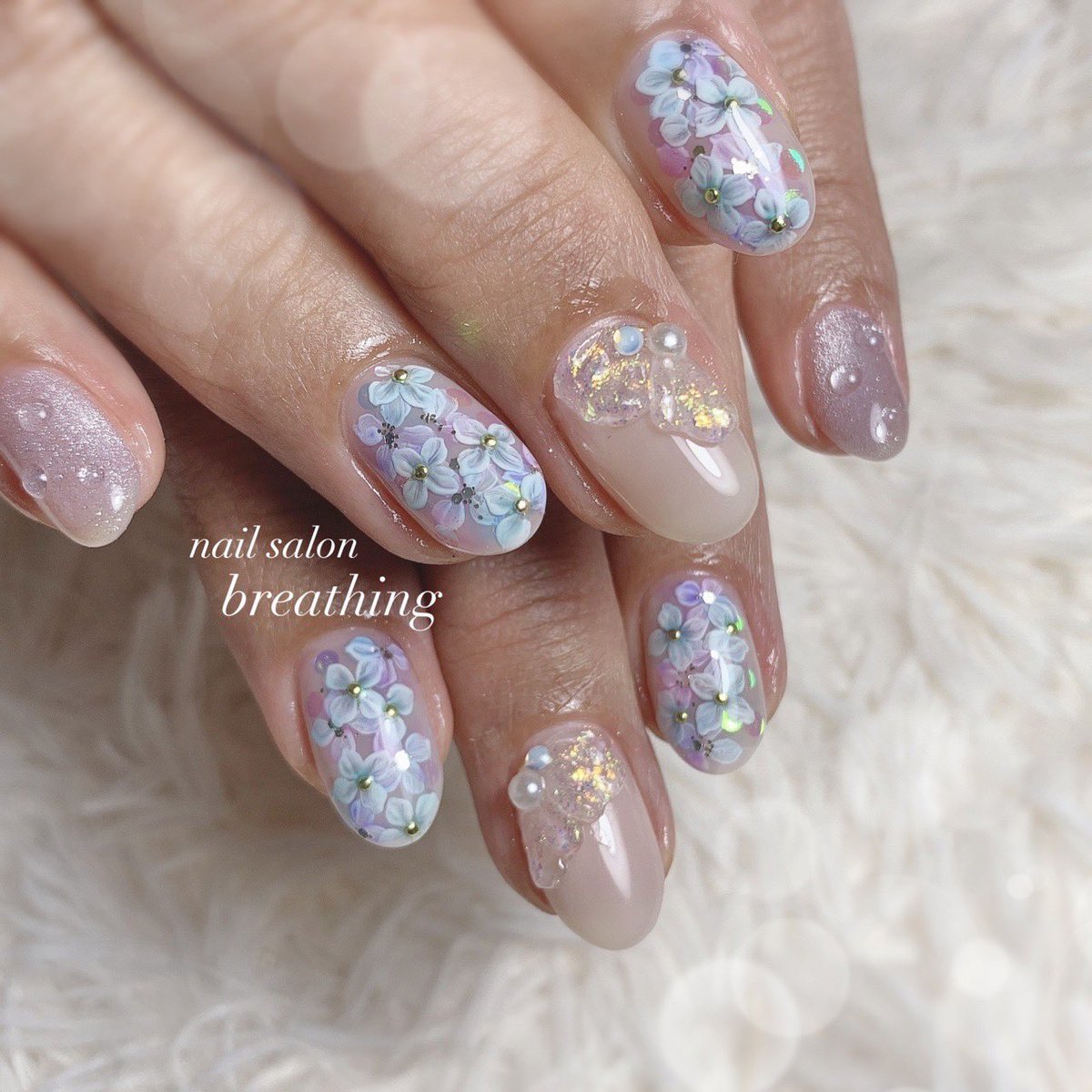 ネイルチェンジ💅✨
季節先取りで紫陽花ネイル💠💙💜💠
繊細で奥行きを感じる紫陽花、立体的でゴージャスな紫陽花、みずみずしい水滴💧
自分の指先見てうっとりニヤニヤしちゃう👍

#ネイルサロンbreathing 
#フラワーネイル 
#紫陽花ネイル 
#まじかわいい 
#くそやばい