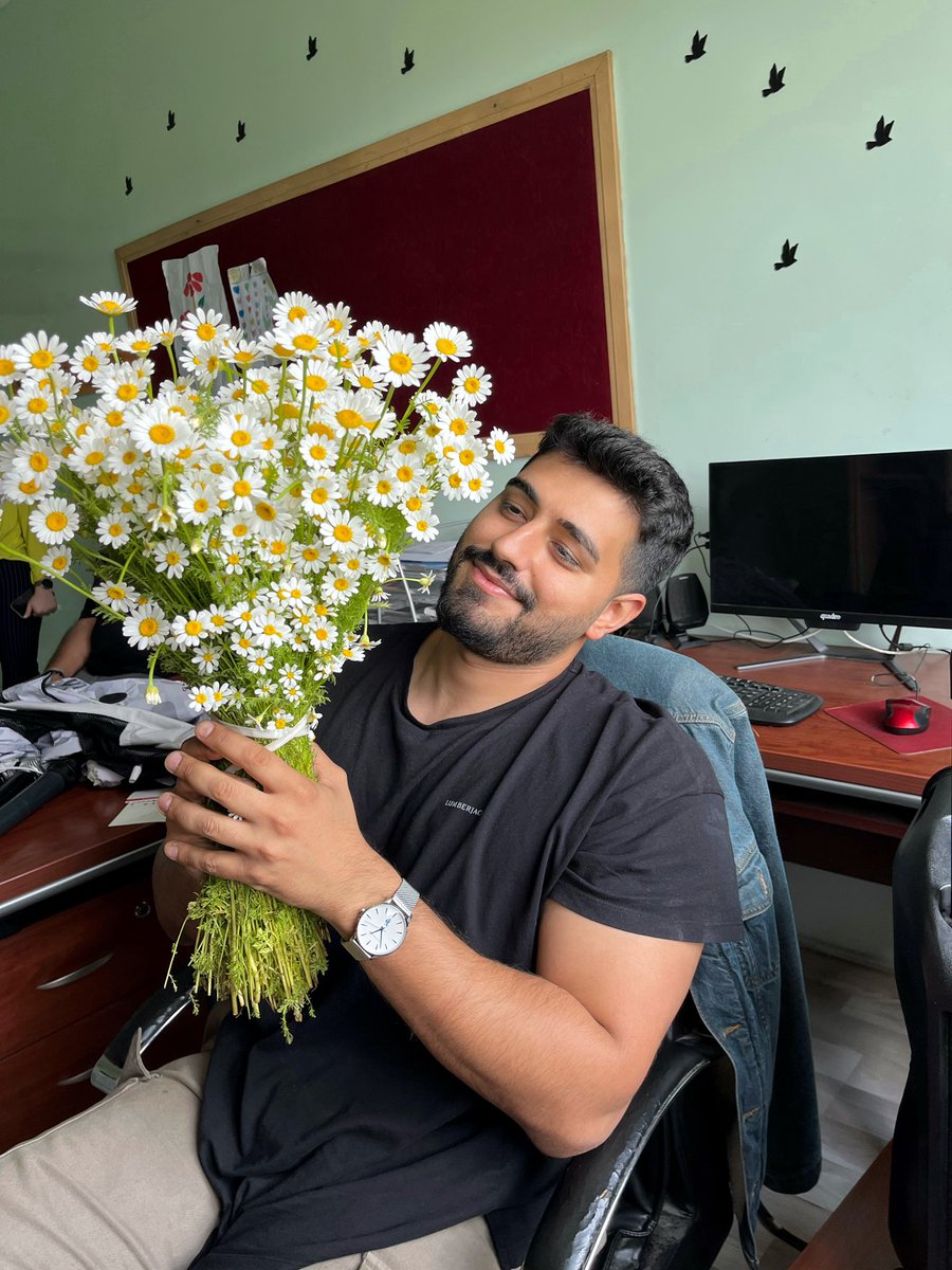 Köy öğretmeniyim. Çoğu kadından daha fazla çiçek alıyorum.