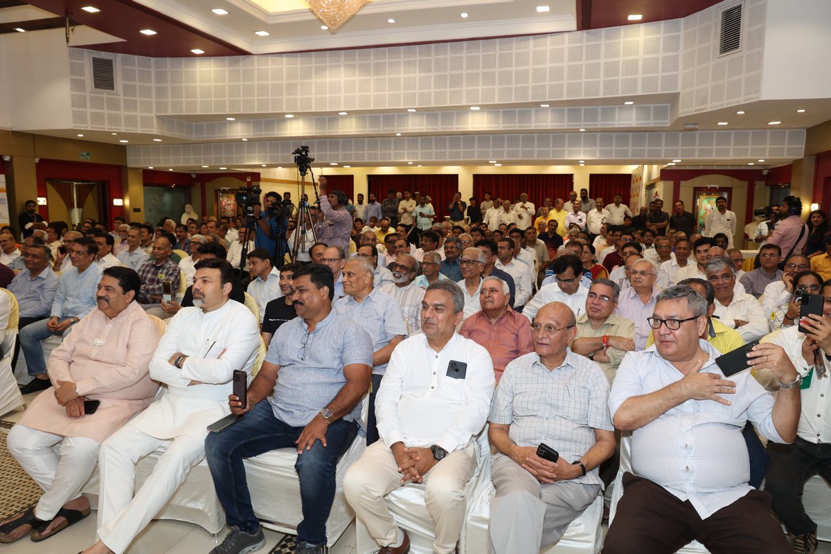 Viksit Bharat Ambassadors of Mumbai met at Bhatia Wadi in Ghatkopar East for the 'Viksit Bharat, Viksit Mumbai' meetup. Union Minister @AshwiniVaishnaw led the gathering of over 300 attendees, including members of the area's diamond merchants and traders community. Discussions