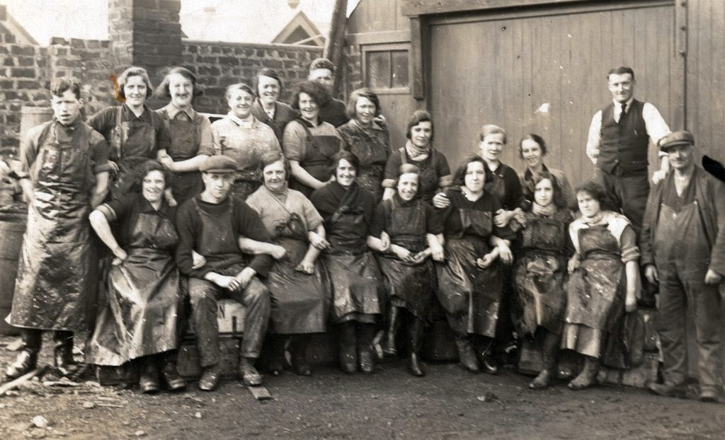 Today’s pic is a donation from Sofia, a regular visitor to our Wee Museum in @Ocean_Terminal & features her Mum Charlotte (‘Chattie’) Eadie (later Abrahamsen, 2nd back row, 2nd right, with curly dark hair). These r workers at a fish curing house In #Newhaven, #Edinburgh c.1940