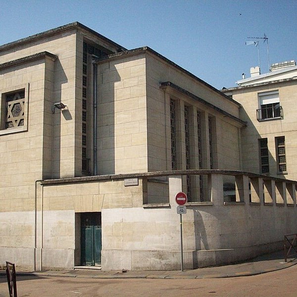 Je suis attristée par l’acte antisémite qui a eu lieu ce matin. Cet homme qui a tenté de mettre le feu à la synagogue de Rouen n’a pas touché que les personnes de confession juive, mais également toutes les rouennaises et tous les rouennais, dont je suis fière de faire partie. Je