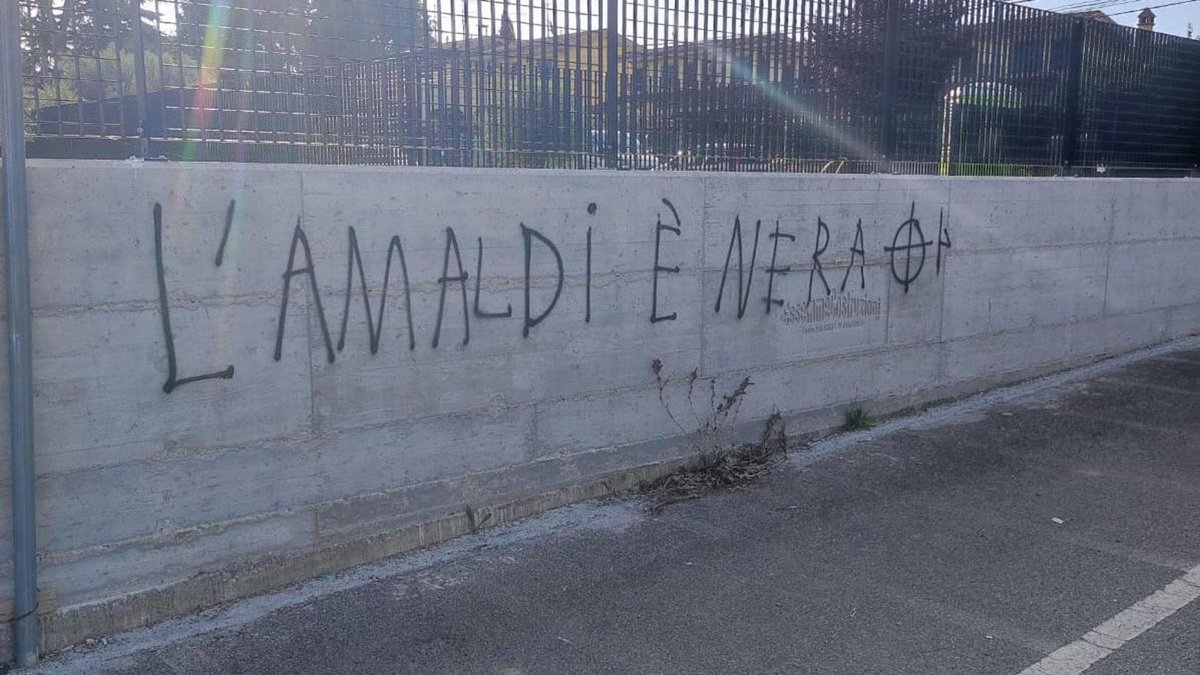 “L’Amaldi è nero”: croce celtica sui muri del liceo di Tor Bella Monaca roma.repubblica.it/cronaca/2024/0…