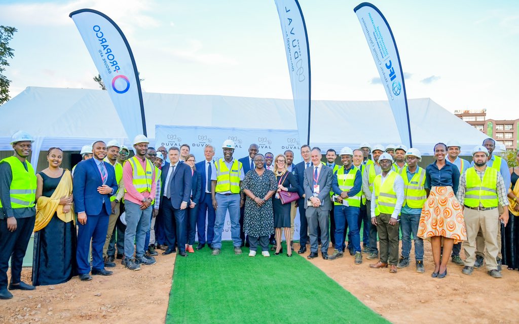 Hier, Ministre @MujaJeanne s'est jointe au @groupe_duval pour planter des arbres là où le centre commercial Inzovu est en cours de construction. Elle a souligné que les arbres plantés symbolisent l'engagement pour la durabilité environnementale à travers leur business.