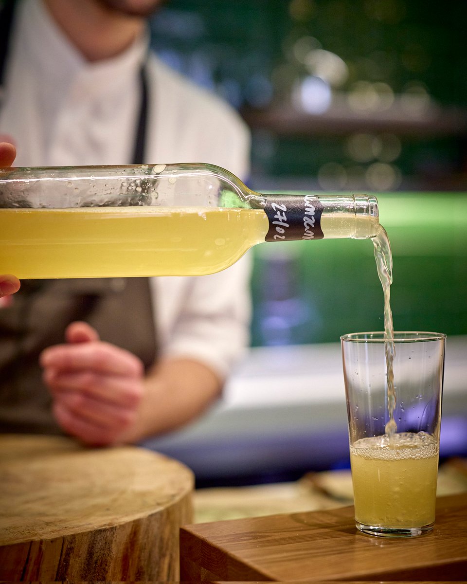 Nos especializamos en la creación artesanal de bebidas, utilizando una variedad de ingredientes fermentados como verduras, kefir, kombucha, entre otros. 

También ofrecemos una selección de bebidas sin alcohol para satisfacer todos los gustos.

#elinvernaderorestaurante