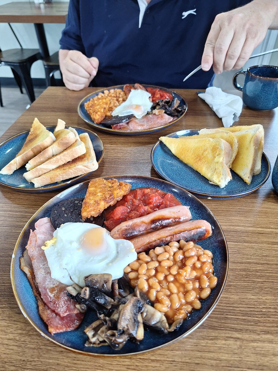 If ever you're around the A435 Bransons Cross truckstop is a bloody fab brekkie - £8 each and we'll worth it absolutely beautiful 😋😋😋 x