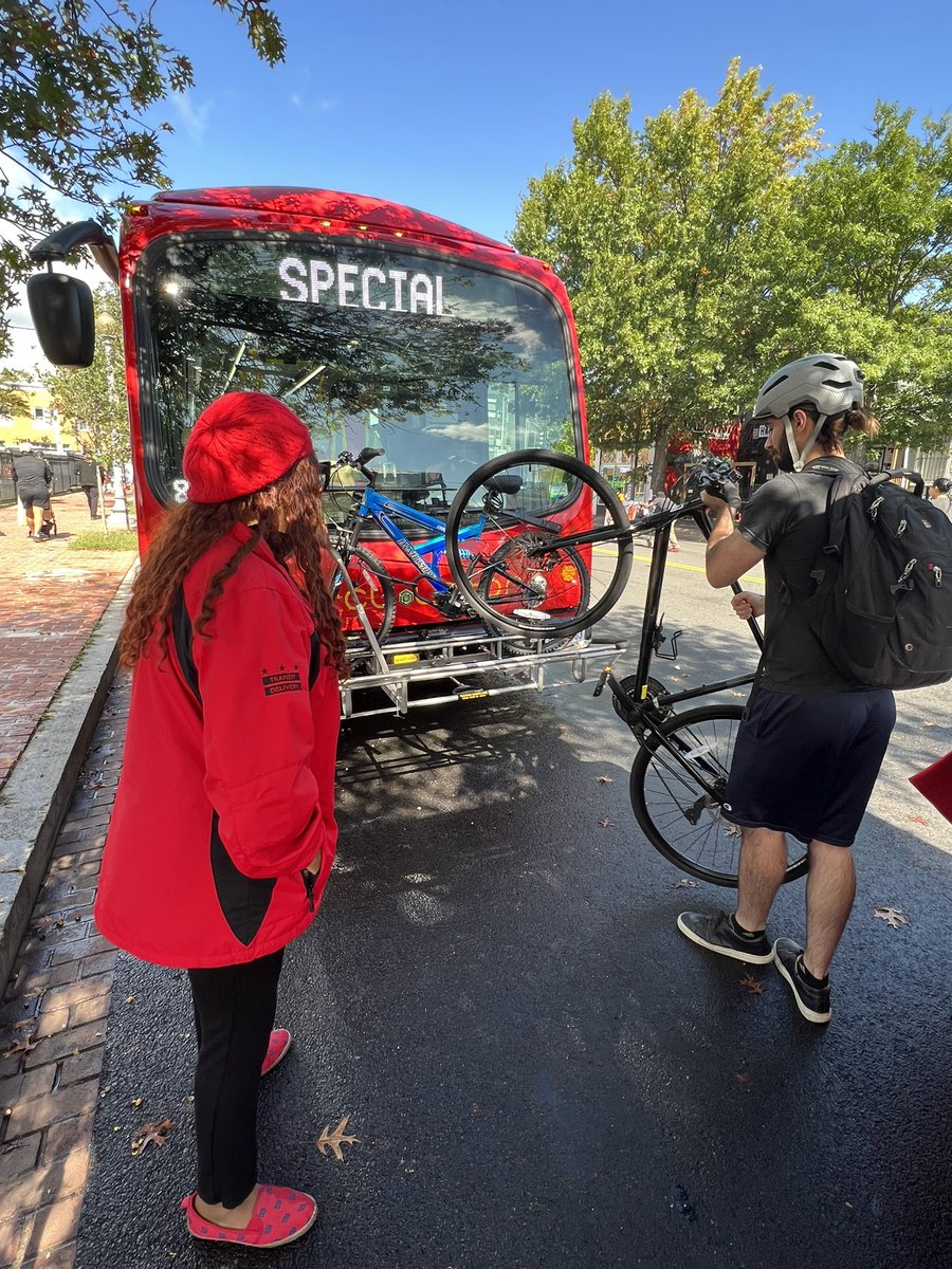 #BikeToWorkDay is here! Join #DCCirculator this morning from 7-9 am at the Franklin Park pit stop! 🚴‍♀️ Our staff welcomes you to learn how to load your bike on our bus, making your commute using multiple transits sustainable and easy! See you soon 🎉