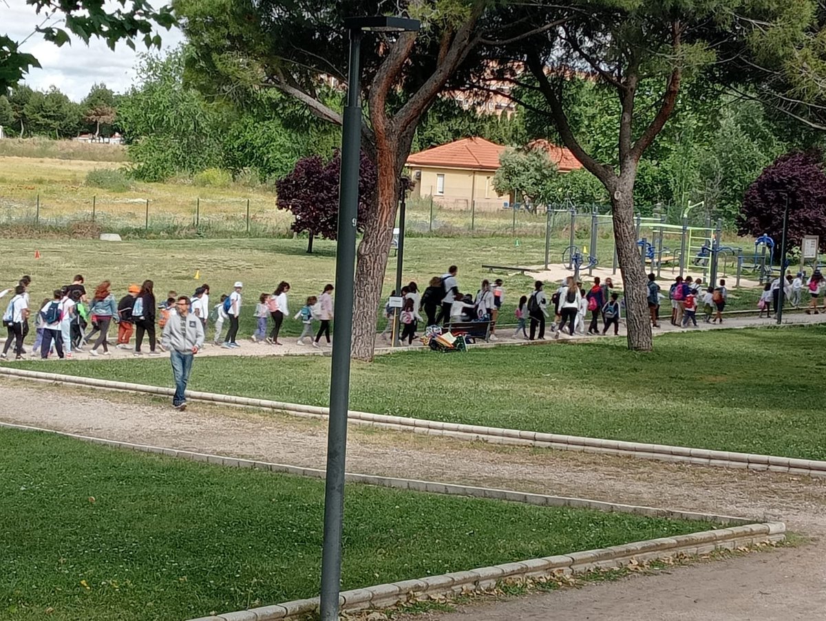 🚶🚶‍♀️ 🌳 Escolares del colegio José Hierro #Parla celebran IV Marcha homenaje a Rafael Gómez-Calcerrad, docente impulsor 'Patios inclusivos' fallecido en 2020, a beneficio Juventudes Hospitalarias con participación de docentes, familias y concejal @alricoesteban