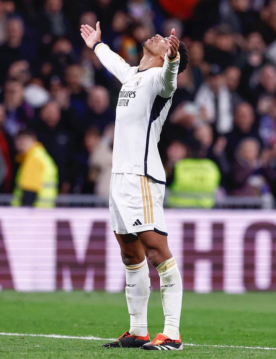 📊 Jude Bellingham's Real Madrid career by numbers so far:

👕 40 games
⚽️ 23 goals
🅰️ 12 assists
🥇 12 MOTM
🎖 2 LALIGA POTM
⚪️ 3 Real Madrid POTM
🏆 2 trophy

⭐️

#FansRMCF