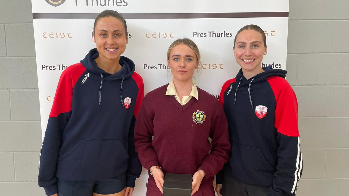 Treaty United Senior Women's players Kayla Kyle, Annie Ulliac & Talia White visited @PresThurles to present medals to their Senior National, Senior Munster and U17 Munster Title winning sides 🏆 Treaty United WU17 player Ciara Breslin is also pictured! #TreatyInTheCommunity