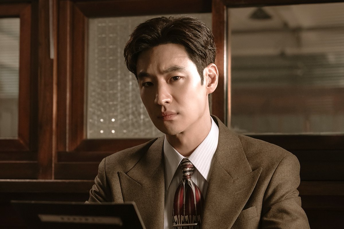 #LeeJeHoon Uncovers The Mystery of Missing Female Workers In '#ChiefDetective1958' soompi.com/article/166208…