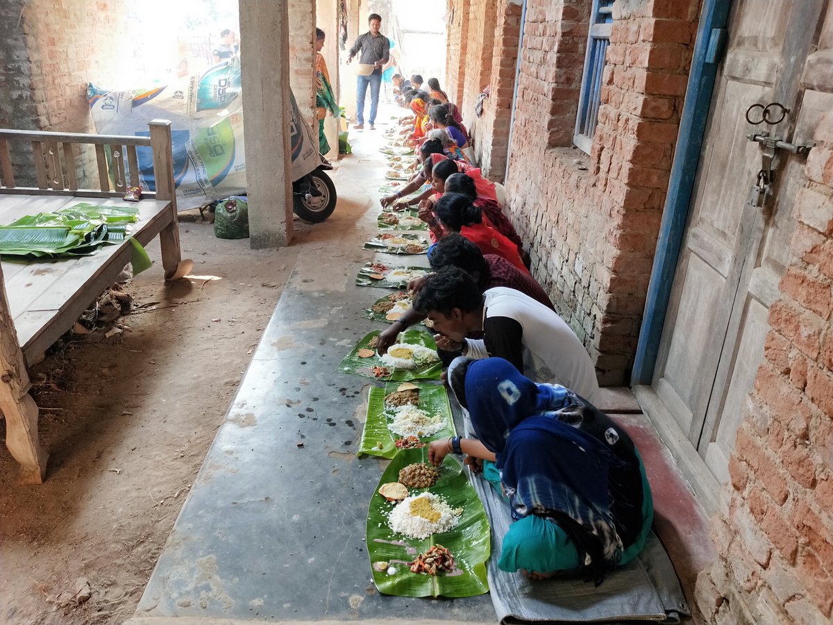 “Hume to DJ hi chaiye” to “humko dhol bajana nhi aata, kya aap hume seekha sakhte hain”. Gram Swabhimaan delves into a lot of conversations around forgotten traditions and aspects of cultural and environmental significance.. P.s pattal pe khichdi khane ka alag hi mazza hai :))