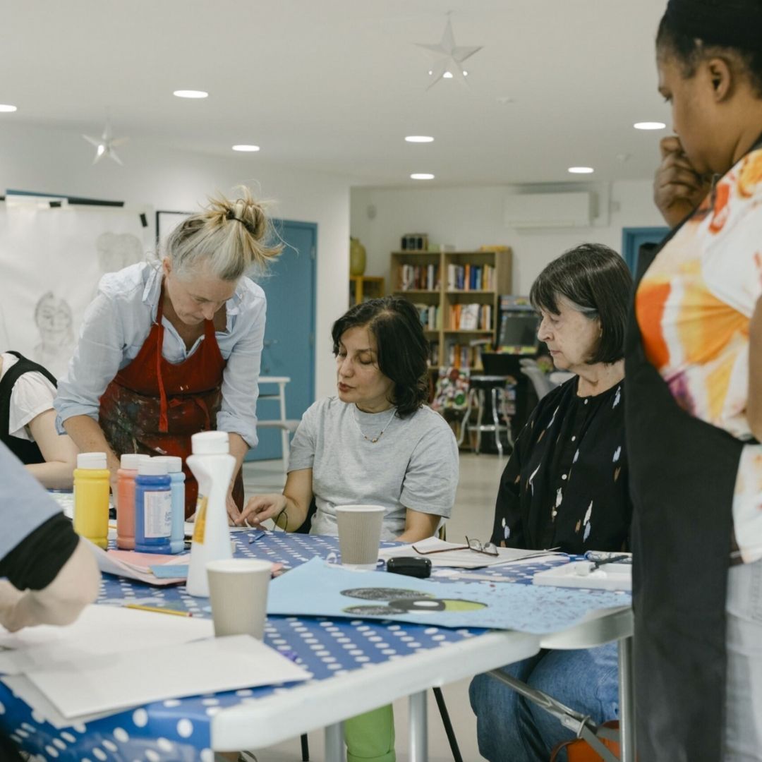 Get creative at Deborah's weekly community art classes as part of the Artist in Residence programme 🎨 Join us every Tuesday from 5:30-7:30pm! #earlscourt #londonart #londonartclasses