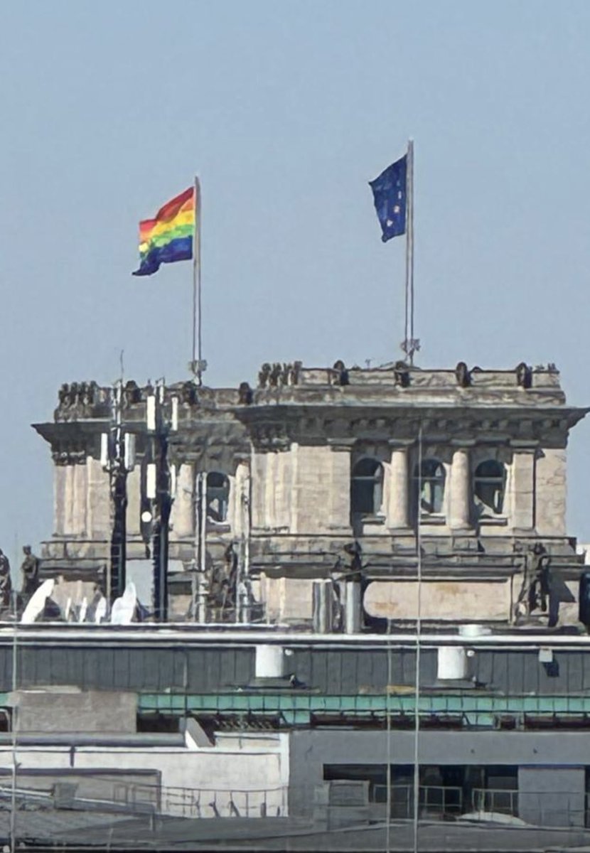 Nun bin ich alles andere als ein Patriot und finde den Begriff sogar ziemlich lächerlich. Aber wenn auf dem deutschen Bundestag die Staatsflagge farbenfroh ersetzt wird, darf der Chronist das hier festhalten.