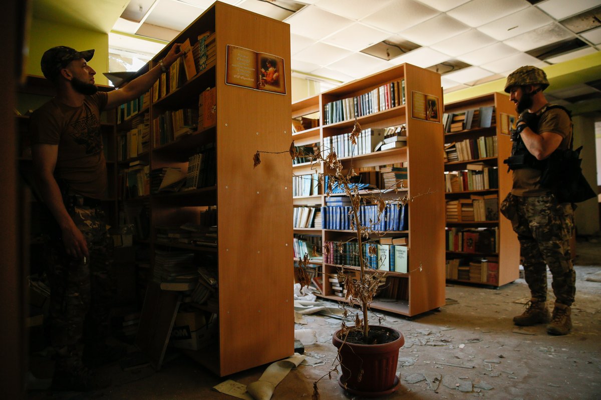 Hundreds of public libraries and thousands of school libraries have been damaged or destroyed by Russian troops during the ongoing invasion of Ukraine. We want to raise £10,000 for a mobile library to send to Ukraine. Will you help us? crowdfunder.co.uk/p/mobile-libra…