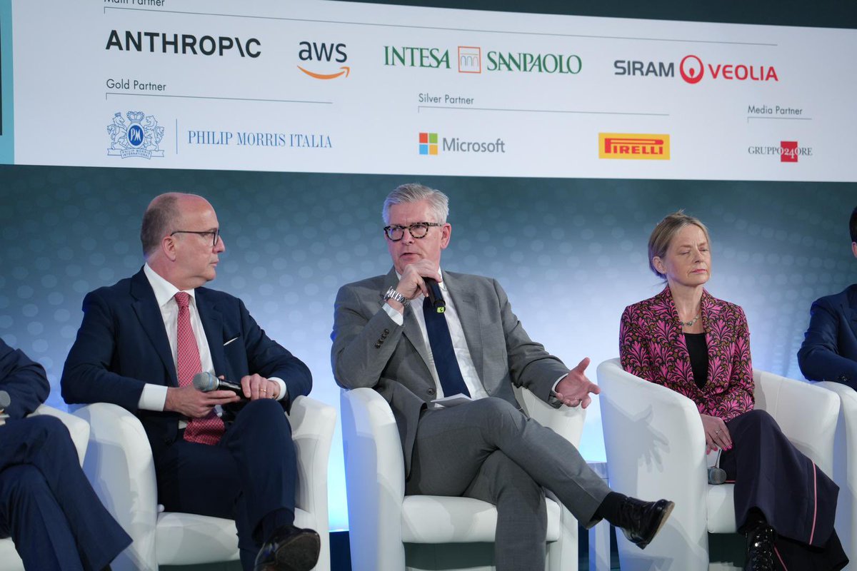 🔵 L'ultima tavola rotonda della mattinata di lavori del #B7 summit con la partecipazione di ⤵️

<a href="/SantoniAgo/">Agostino Santoni</a> Vice Presidente di Confindustria per il digitale e Vice Presidente , <a href="/Cisco/">Cisco</a> Southern Europe;Lars Rossen Senior Vice President and Senior Architect for #Al, <a href="/OpenText/">OpenText</a>