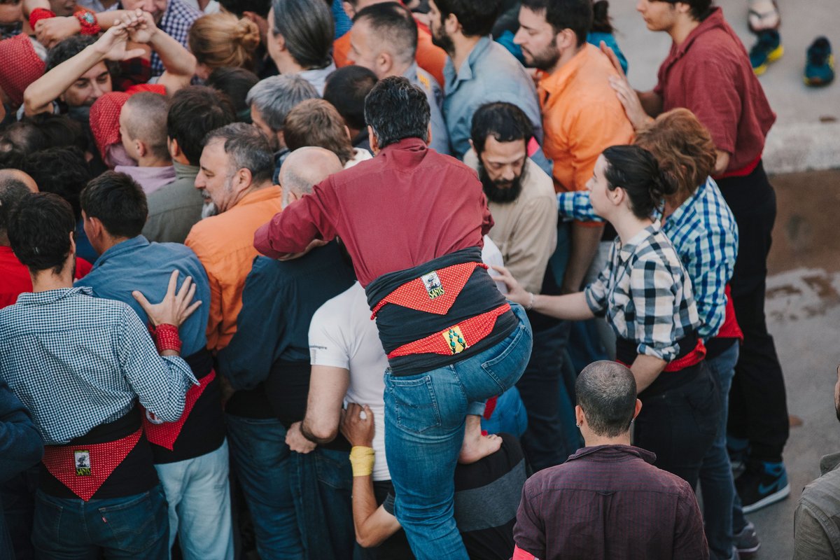 🥁Ahir a la tarda, el pati del CEM l’Espanya Industrial es va omplir amb la família castellera dels <a href="/borinots/">Castellers de Sants</a>
🔥Un bon assaig obert per fer visible el món casteller al veïnat i a totes les persones d’<a href="/atlesesports/">Atles Esports</a>
🧡Bona proposta de #barri que apropa #culturapopular i #esport!