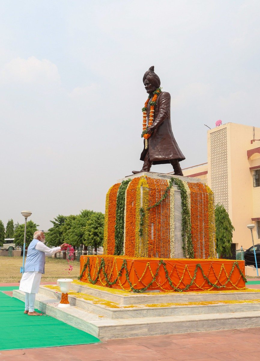 प्रधानमंत्री श्री @narendramodi ने हमीरपुर, उत्तर प्रदेश में देश के महान सेनानी और राष्ट्र-संत स्वामी ब्रह्मानंद जी की समाधि और प्रतिमा पर नमन कर उन्हें पुष्पांजलि अर्पित की।