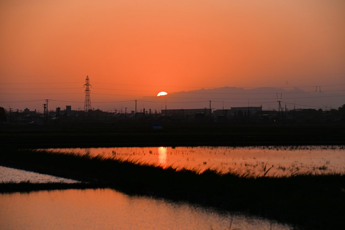 秋田市外旭川、横山金足線沿いの田んぼから
寒冷渦一過の夕日
今日の日の入りは午後6時49分、それよりも6分ほど早く男鹿半島に沈みました。
＃夕日　＃夕景