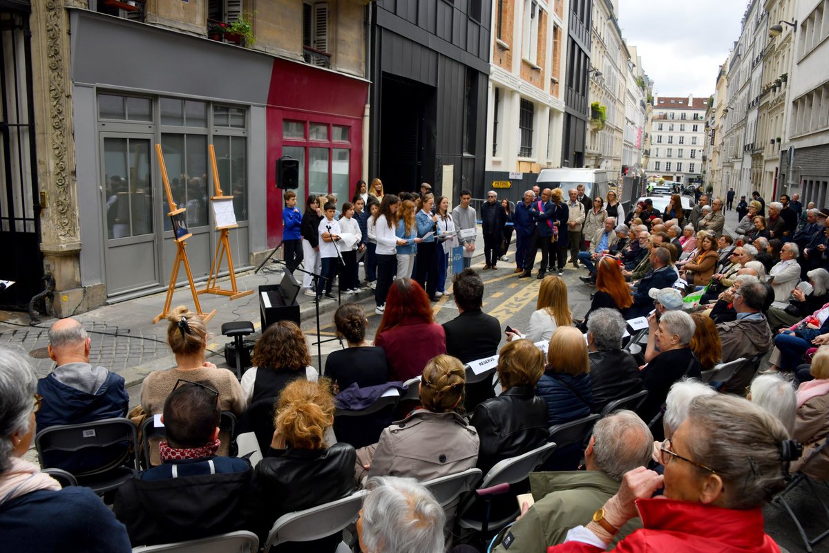 Le 16 mai, à l'occasion du centenaire de Charles Aznavour, la mairie du 9e arrondissement de Paris a dévoilé une plaque commémorative en hommage au grand artiste et humaniste. La cérémonie s'est tenu en la présence notamment de Madame Delphine Bürkli, maire du 9e arrondissement