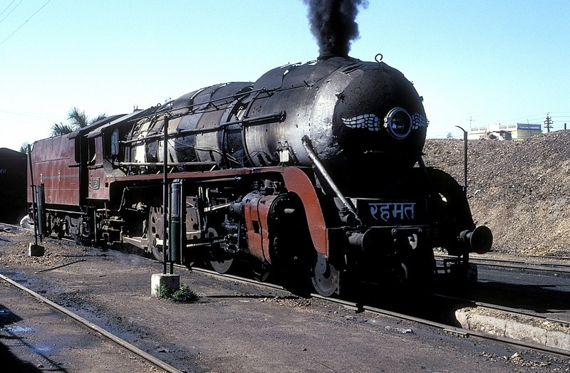 A beautiful photo of WP 7160 'REHMAT' at Laksar station yard in its final days, captured in April 1994 by M. Kißler! This steam locomotive was among the 33 locos manufactured by CLW in 1964-65. A total of 755 WPs were built between 1947 and 1967. @SachinKalbag @somnath1978