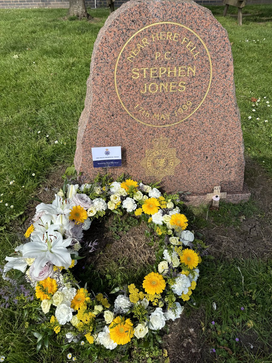 This morning we laid a floral tribute to remember the service and sacrifice of P.C Stephen Jones who was killed on this day in 1999
#HonouringThoseWhoServe
#PoliceFamily
#PoliceMemorials 
@ASPolice 
@ASPolfed