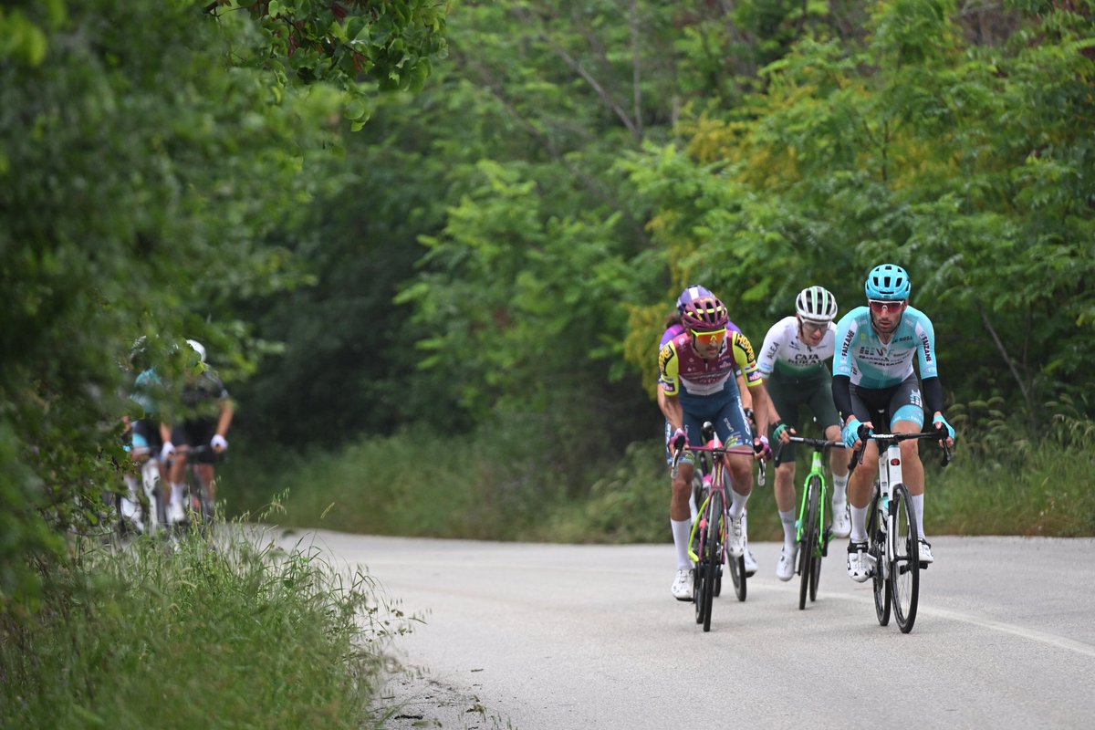 Update of the race ↕️ We have 3 breakaway riders 2. ARRIOLA-BENGOA Julen @CajaRural_RGA 42. ZOCCARATO Samuele @Bardiani_CSF 25. GONZÁLEZ Roberto Carlos @corratecFantini And the gap between them and the bunch is 1:05 and we 20km for the 1st IS #tourofhellas #ΙToH202h4