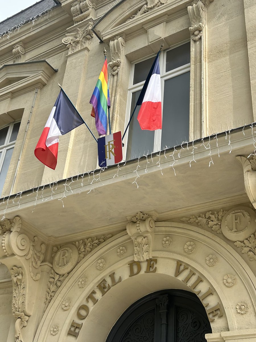 🏳️‍🌈🏳️‍⚧️Parce que la lutte pour l’égalité n’est jamais acquise, parce qu’elle implique de rester toujours vigilant·e·s, la Municipalité apporte son soutien à la lutte contre l'homophobie et la transphobie et le revendique en apposant le drapeau arc-en-ciel au fronton de l’HDV.