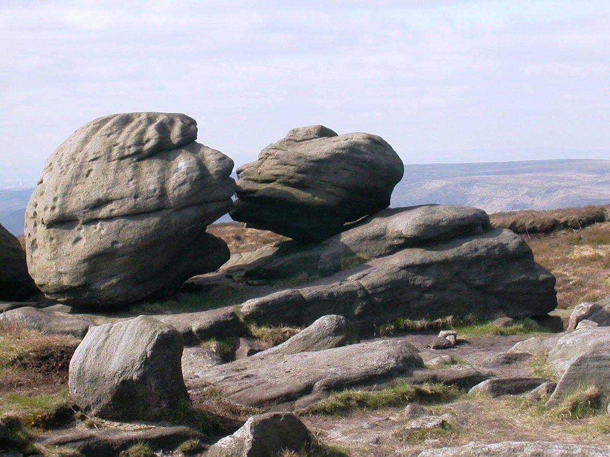 Can you spot why these Peak District rocks are called the Kissing Stones? 🤔💋 This great photo was taken by Alan Briggs near the summit of Bleaklow, the Peak District’s 2nd highest point 📸 We love seeing photos of your trips to the #PeakDistrict, keep them coming! 👏