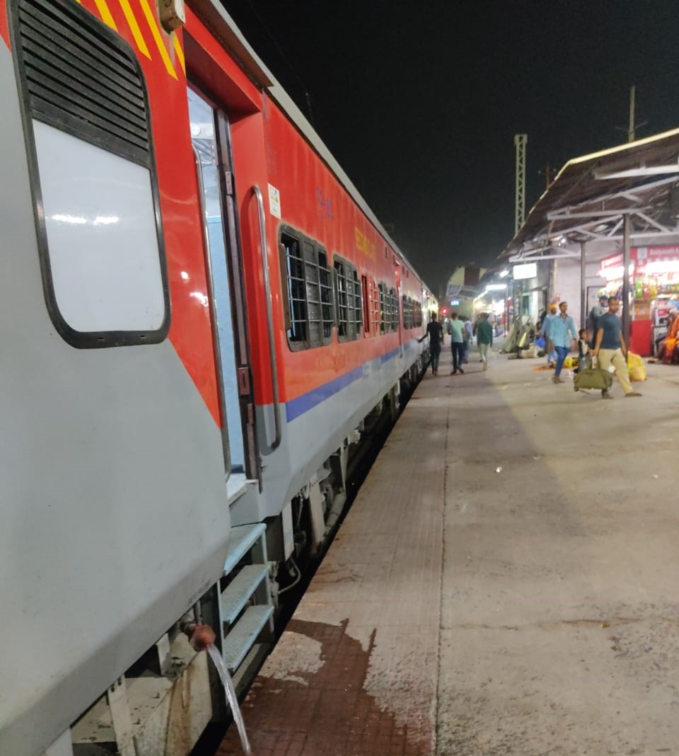 यात्रियों की सुविधा के लिए पटना सहित सभी प्रमुख स्टेशनों से नई दिल्ली, मुंबई एवं अन्य स्टेशनों के लिए कई स्पेशल ट्रेनों का परिचालन किया जा रहा है।अधिकांश ट्रेनों में बर्थ भी उपलब्ध है।यात्रीगण इन ट्रेनों से यात्रा कर अपनी यात्रा सुगम बना सकते हैं। विवरण:drive.google.com/file/d/1aGcpj9…