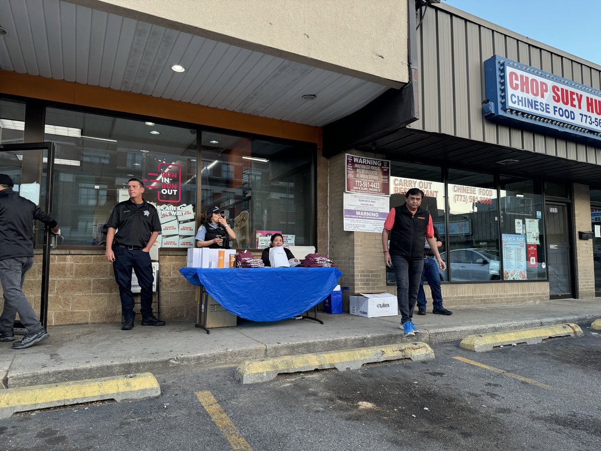 Cop on a Rooftop is just getting started. Stop by and make a donation for @SO_illinois We’re here all morning. Foster and Lincoln.