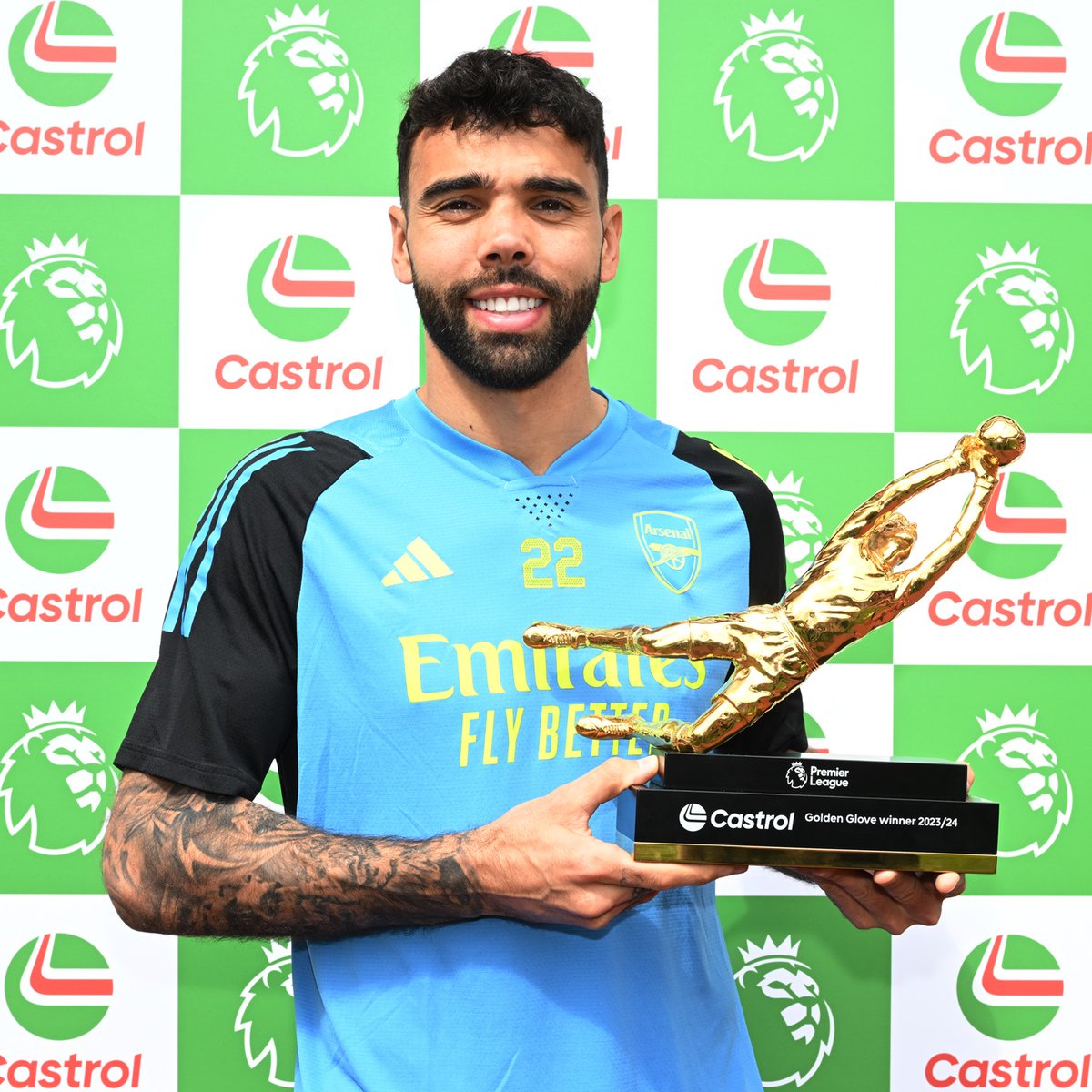 A testament to his mastery between the posts, David Raya of @Arsenal takes the Castrol Golden Glove Title for the 23/24 @premierleague Season!